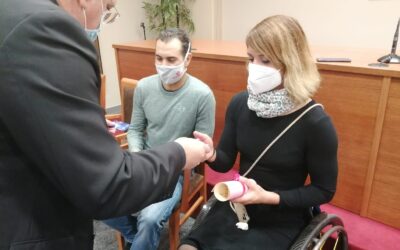 El Obispo de Getafe entrega el titulo de Embajadora de Manos Unidas a Eva Moral